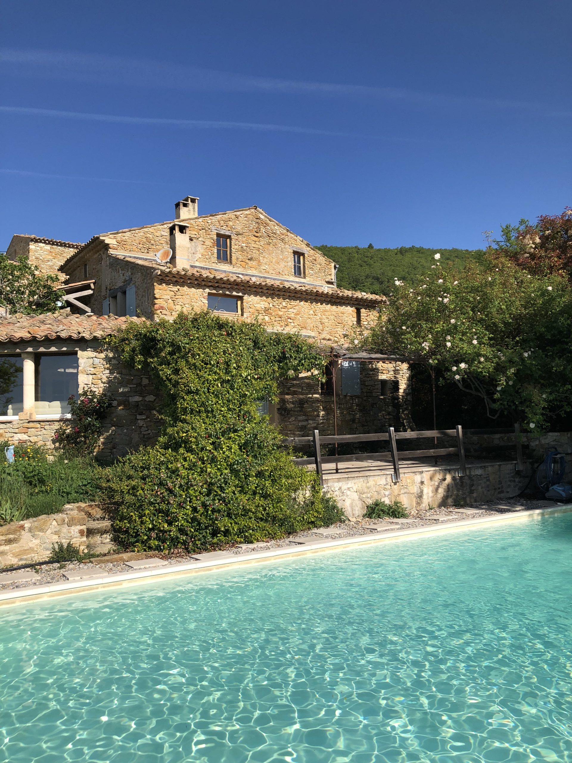 Gite Lure - façade et piscine